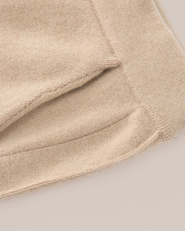 Vionis·XY close-up of ultra-heavyweight 510g Inner Mongolia cashmere fabric in ecru, soft texture with strong thermal insulation