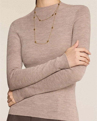 VIONIS·XY close-up of rose beige ribbed merino knit, soft 16μm ultra-fine merino wool texture