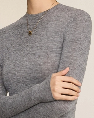 VIONIS·XY close-up of ribbed knit texture in heather grey, 16μm ultra-fine merino wool from Südwolle Group