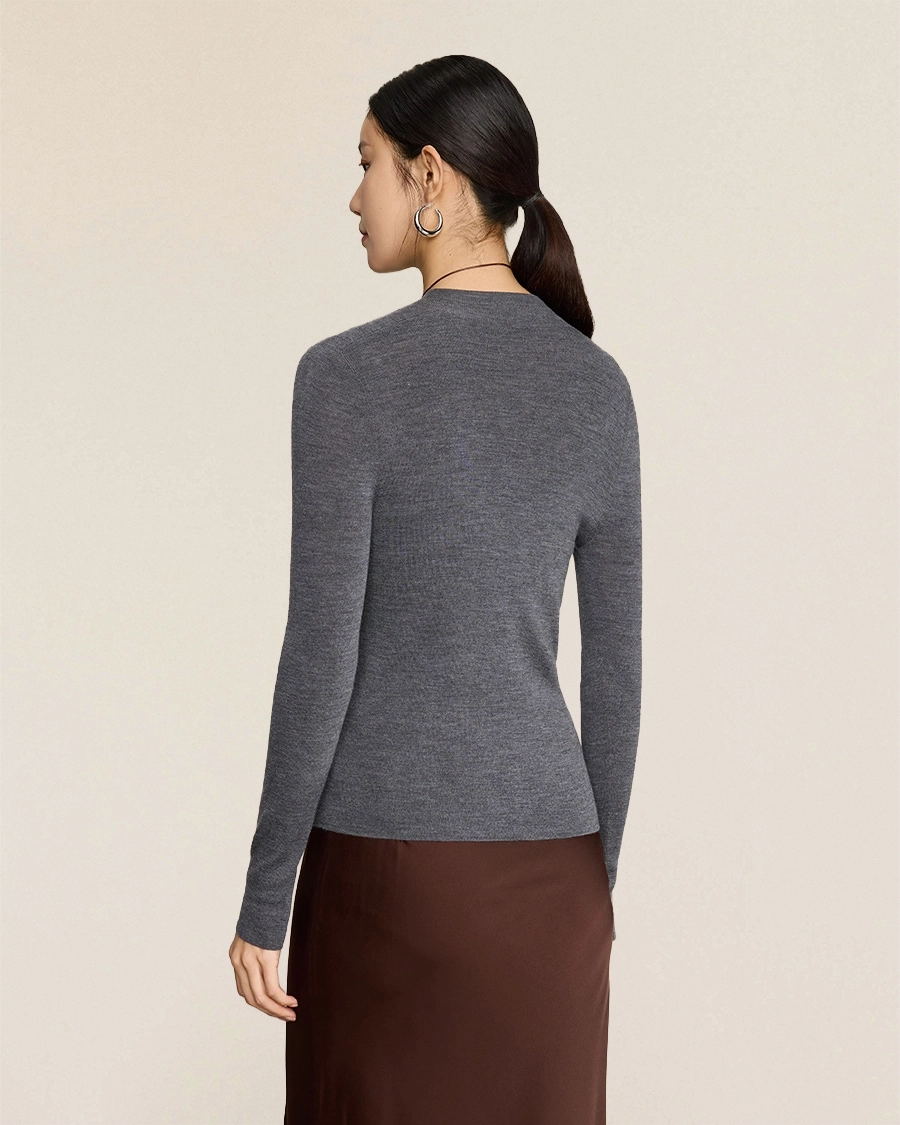 VIONIS·XY back view of charcoal grey seamless merino layer, smooth fit in 16μm Südwolle Group merino wool