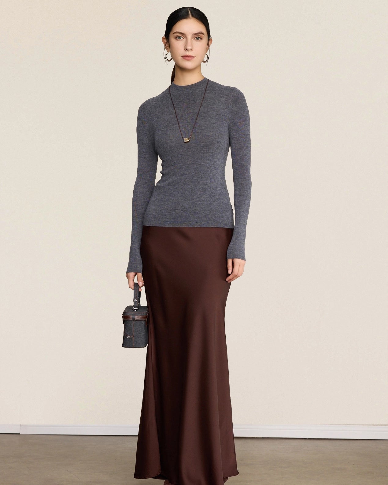 VIONIS·XY seamless merino base layer in charcoal grey made from 16μm ultra-fine merino wool, Südwolle Group yarn front view