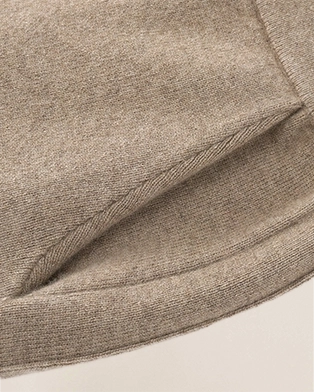 Vionis·XY close-up of 510g Inner Mongolia cashmere fabric in oatmeal color, thick knit texture with soft thermal warmth