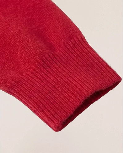 Ribbed cuff detail of VIONIS·XY 280g 100% Inner Mongolia Cashmere sweater in Scarlet