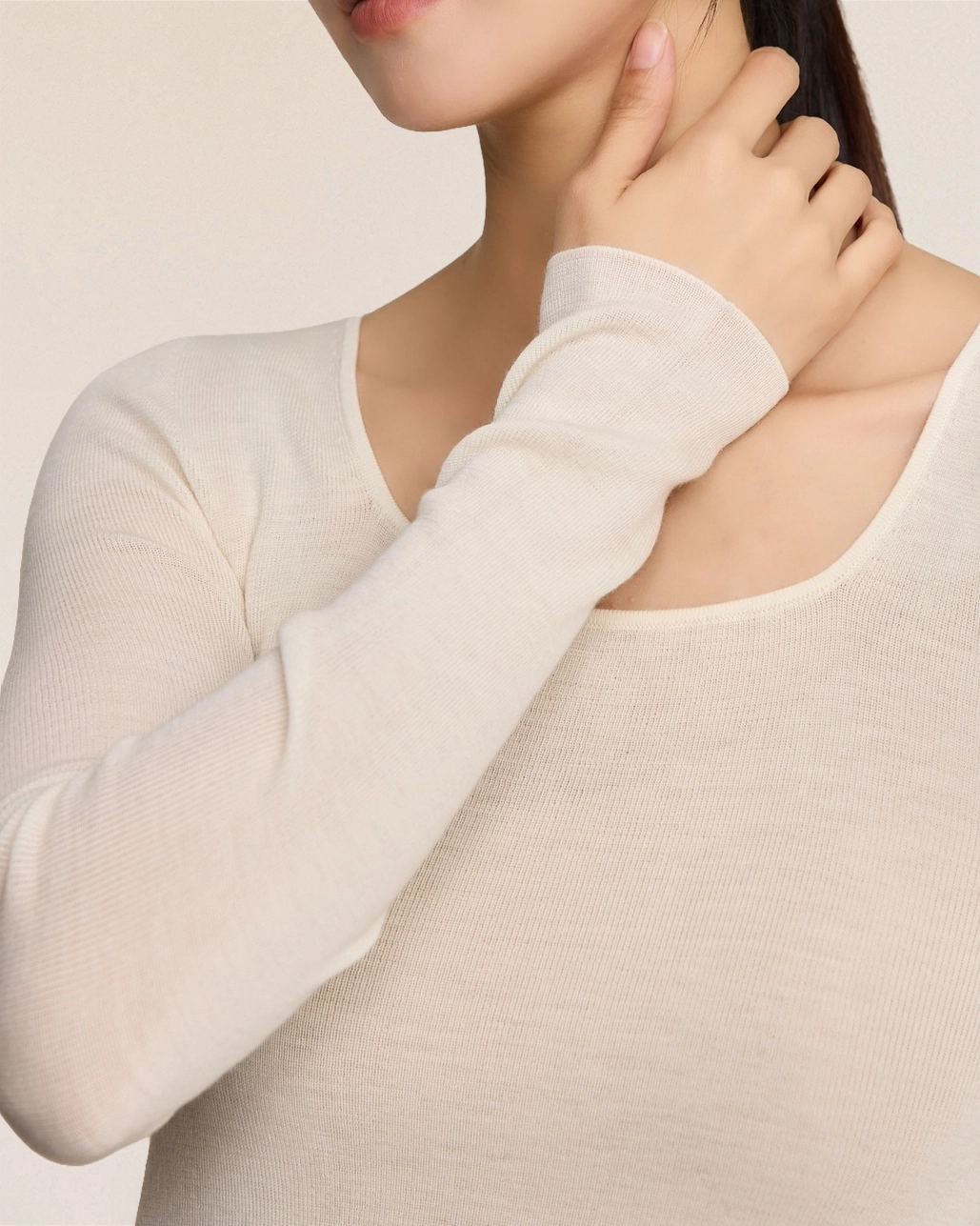 Close-up of VIONIS·XY soft ivory merino wool fabric, ultra-fine 16 micron fibers with breathable texture