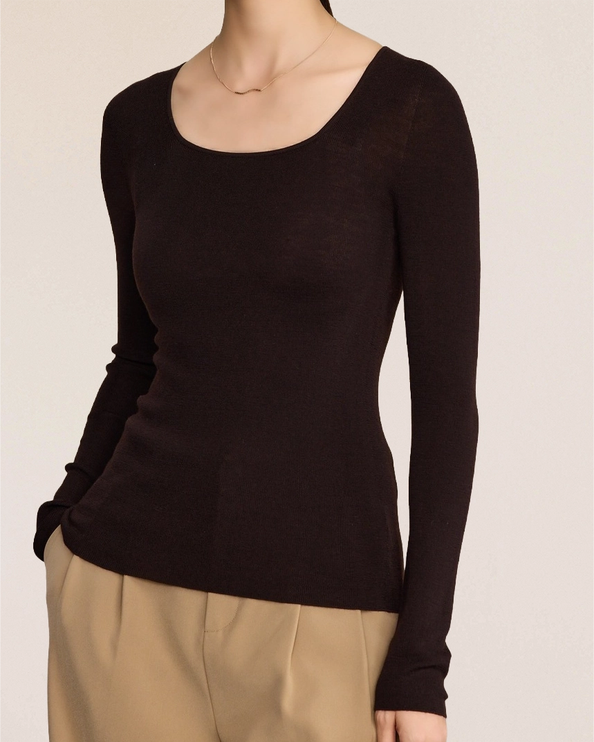 Detail of VIONIS·XY camel merino wool neckline, refined knit with soft non-itch finish