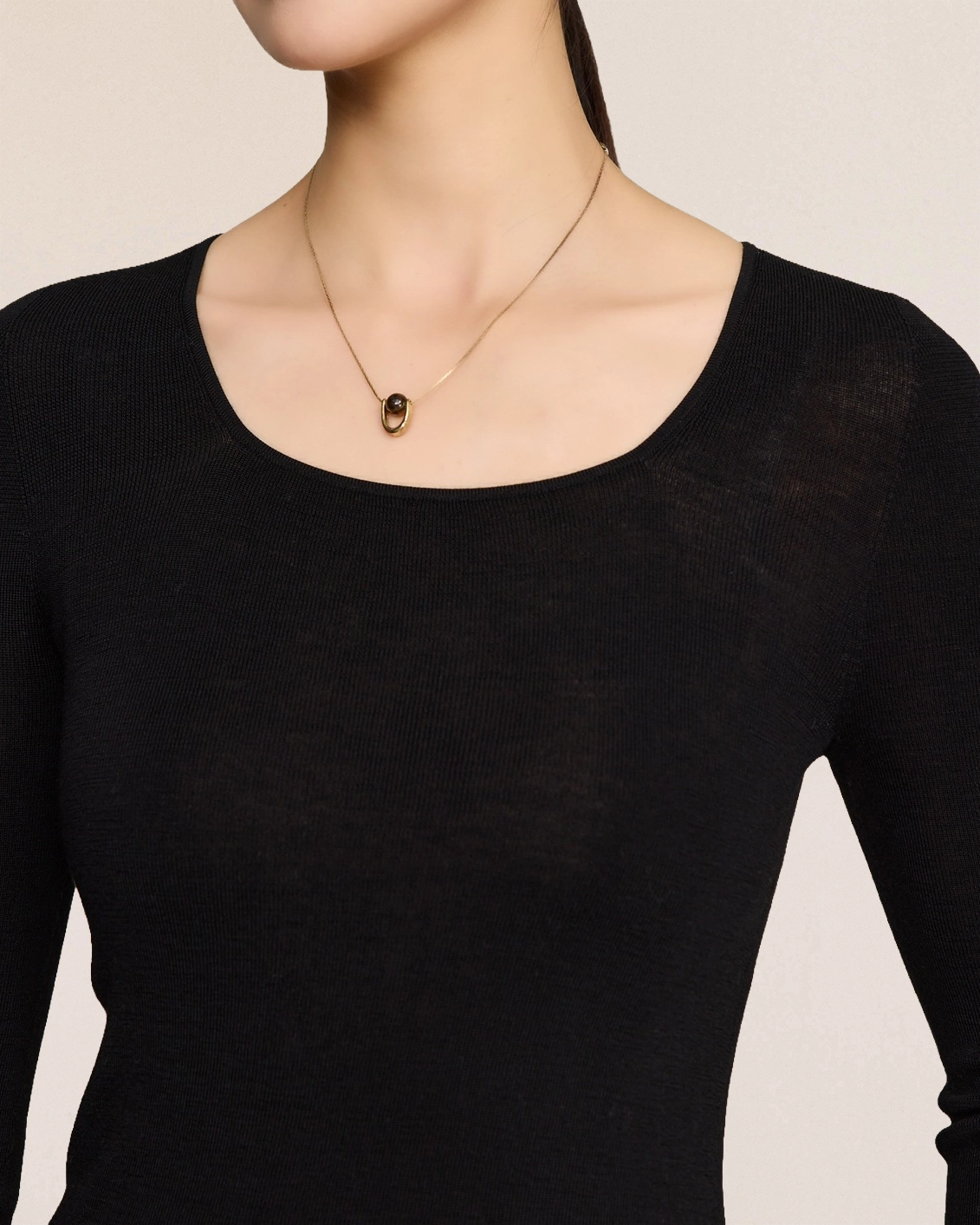 Close-up of VIONIS·XY black merino base layer neckline, smooth seamless knit using 16 micron merino fibers