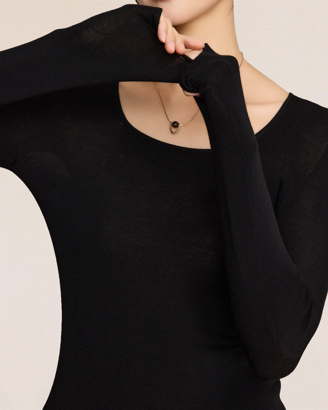 Detail of VIONIS·XY black merino wool sleeve, breathable ultra-fine Südwolle merino with soft hand feel