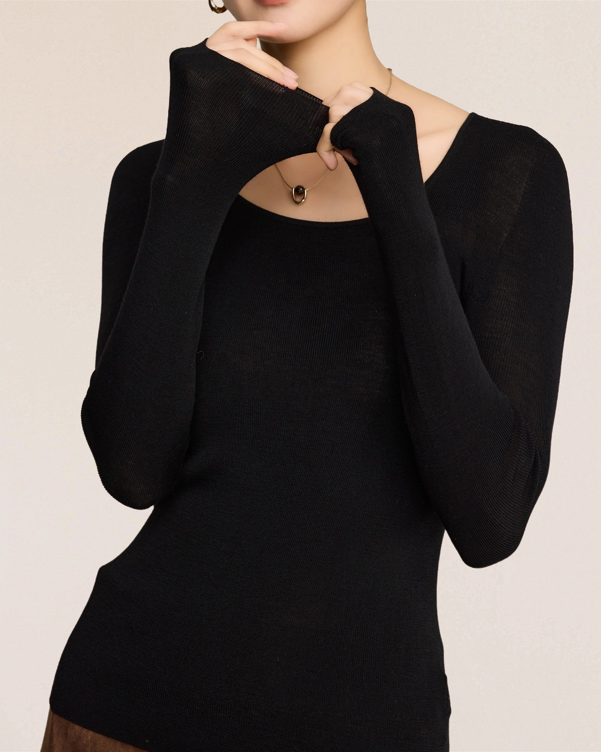 VIONIS·XY black merino wool base layer detail shot, lightweight breathable knit with refined minimalist finish