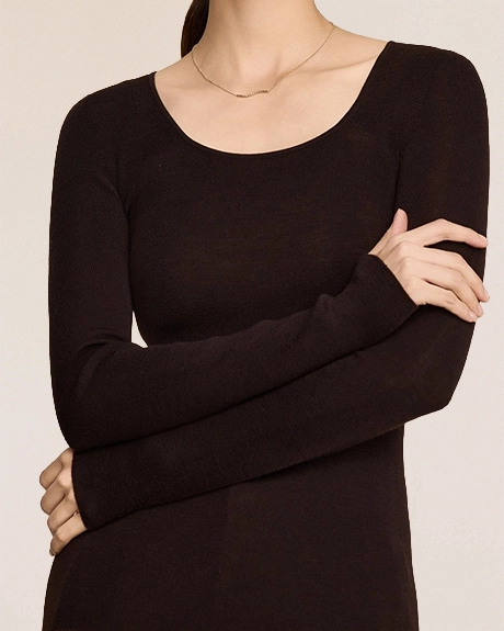 Close-up of VIONIS·XY camel merino wool fabric, breathable second-skin texture in premium Südwolle merino