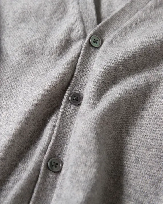 Close-up of VIONIS·XY heather grey cashmere knit, fine 12GG structure in pure cashmere