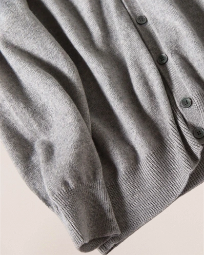 Hem detail of VIONIS·XY heather grey cashmere cardigan, tightly knitted ribbed hem