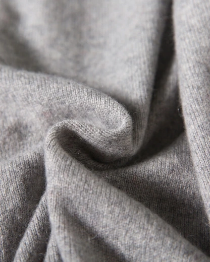 Close-up of VIONIS·XY heather grey cashmere knit, fine 12GG structure in pure cashmere